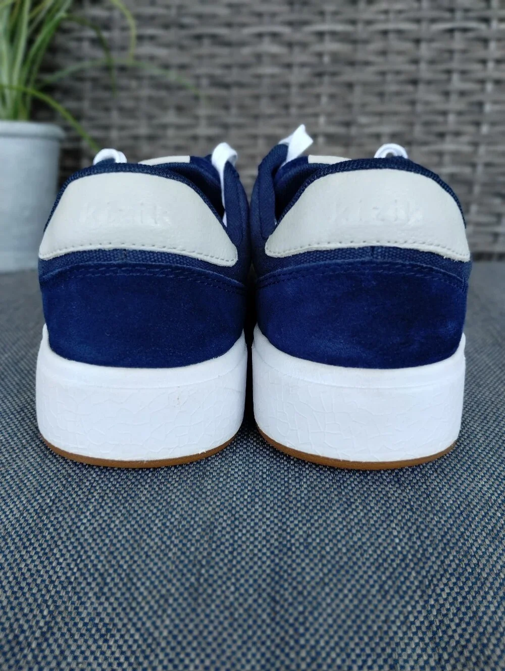 Kizik Navy Blue Hands-Free Sneakers Men’s 8 Women’s 9.5 White Gum Sole